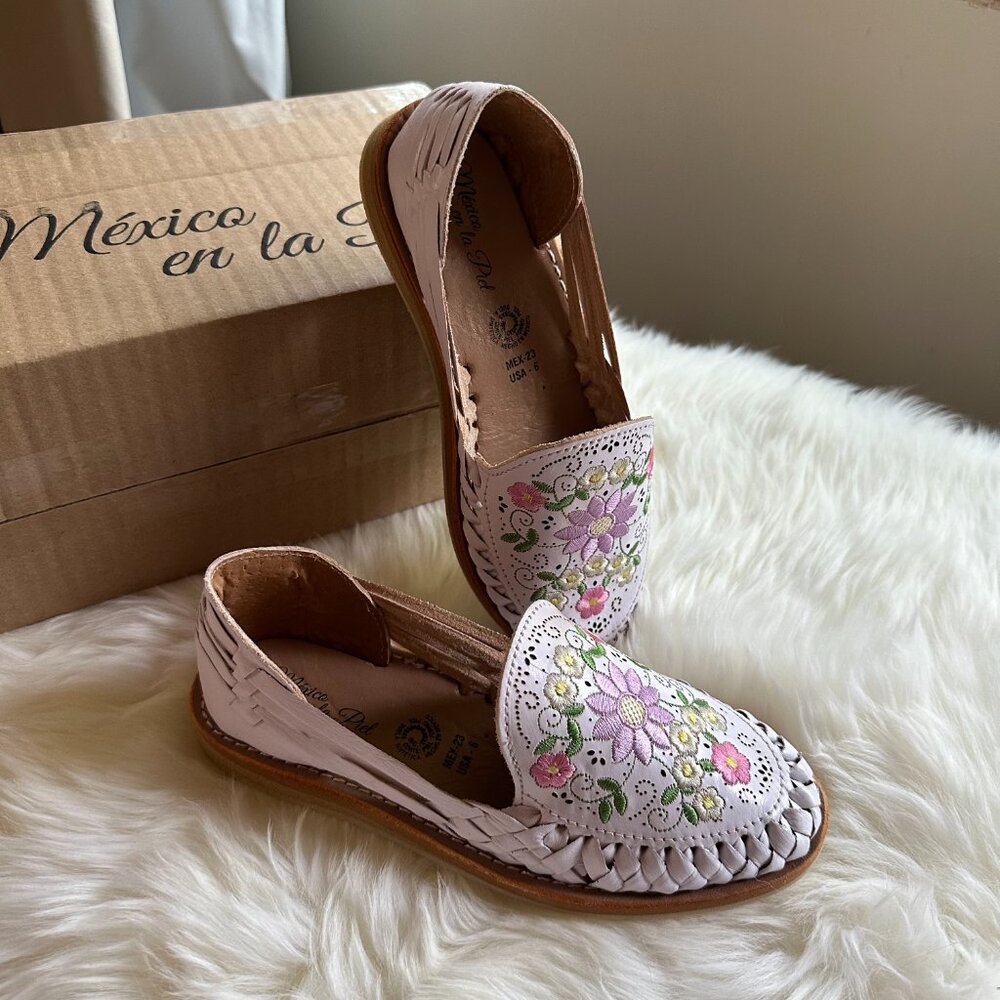 MEXICO EN LA PIEL {NIB} white floral huaraches | US 6 | flat woven leather shoes
